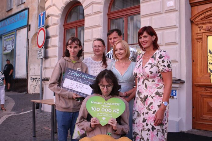 Předání šeku pro dvojčata Krouzovi